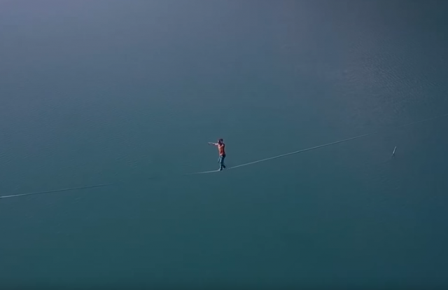 Oboren rekord u najdužoj šetnji preko žice nad vodom (VIDEO)